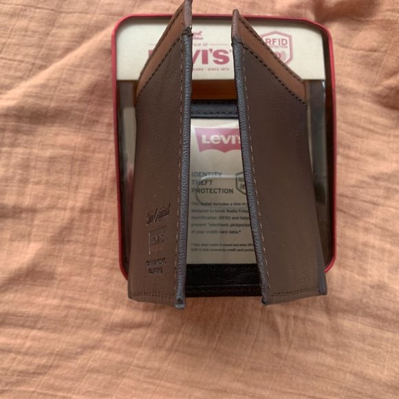 NWT Levi's Trifold Wallet Brown - Picture 6 of 6